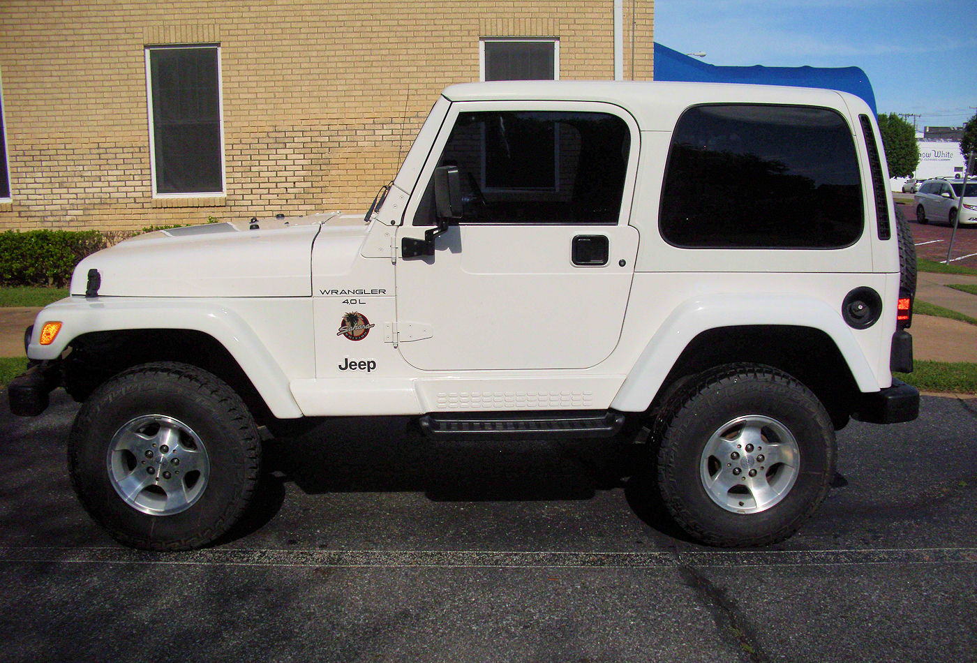 2000 Jeep Wrangler Sahara 4X4 White - Fred Pilkilton Motors in Denison Texas