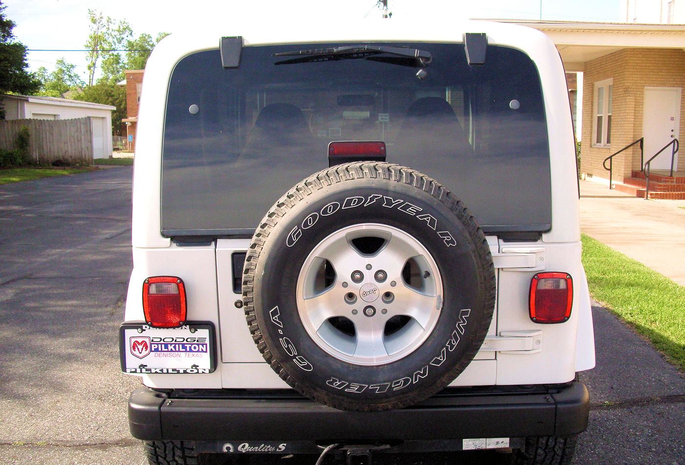 2000 Jeep Wrangler Sahara 4X4 White - Fred Pilkilton Motors in Denison Texas