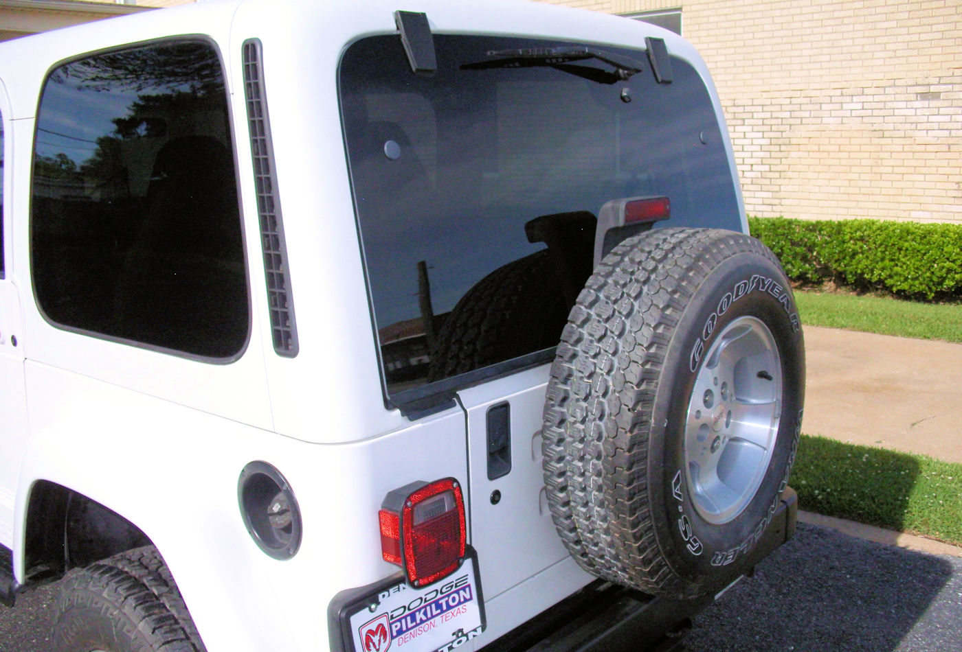2000 Jeep Wrangler Sahara 4X4 White - Fred Pilkilton Motors in Denison Texas
